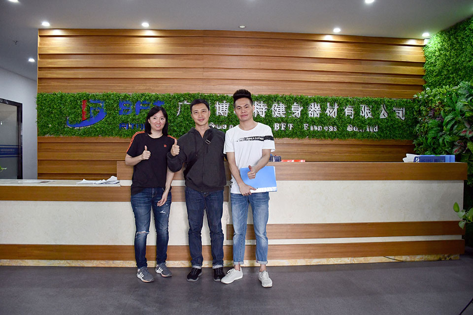 印度尼西亚客户来中国采购香蕉视频下载污健身器材